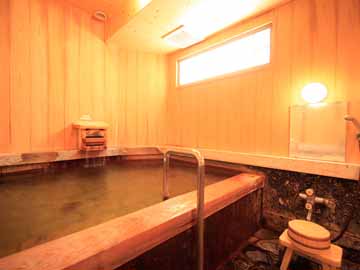 *貸切風呂『渚の檜隠し湯』／檜をふんだんに使ったお風呂は温泉宿ならではの風情が楽しめます。