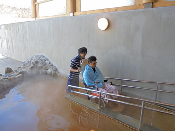 *車椅子のまま温泉へ／全ての浴槽に浴室専用の車椅子でご入浴いただけます