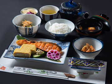 *【朝食一例＊新館】焼き魚や出し巻き、小鉢等、本館よりも品数多めです。