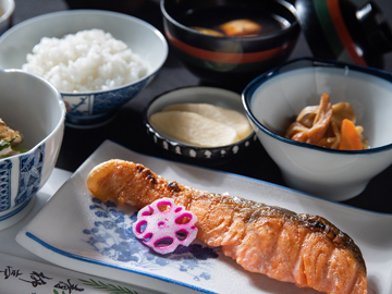 *【朝食一例＊本館】焼き魚に小鉢に炊き立て御飯…素朴ながらもほっと安心できる朝ごはん。