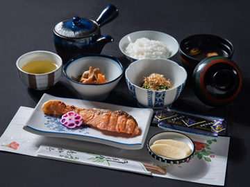 *【朝食一例＊本館】焼き魚に小鉢に炊き立て御飯…素朴ながらもほっと安心できる朝ごはん。