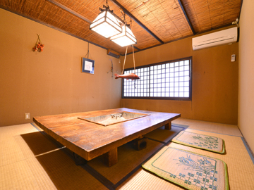 ◎お食事処一例／古きよき日本の食卓「囲炉裏」を囲んでお食事をお楽しみください。