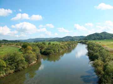 *後志利別川／当館より車で約７分、ピリカ湖より流れる美しい川の景色。