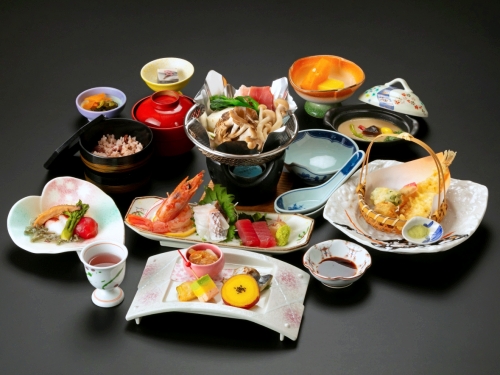 湯前の地元食材をたっぷりのスタンダード会席