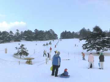 【スキー場（芝広場）】緩やかな傾斜で初心者でも安心