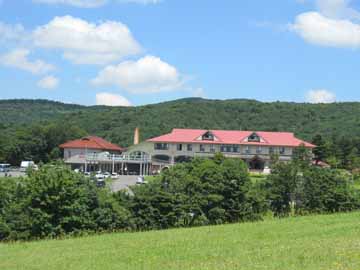【宿外観】山間にたたずむ宿