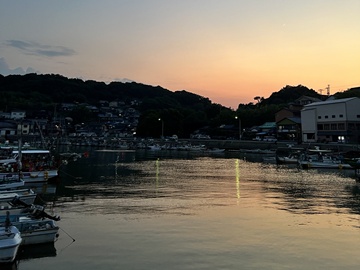 【周辺景色】夕暮れ時の竹崎港は朝とはまた違ったノスタルジックな表情を見せてくれます。