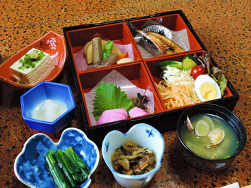 *（朝食一例）栄養バランスを考えた身体にやさしい和定食。
