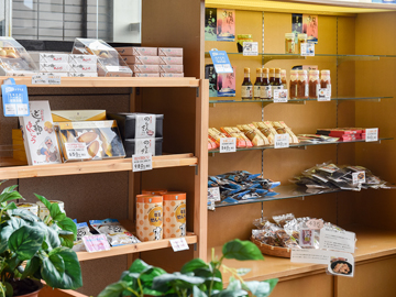 *【お土産コーナー】地元の特産品などを取り揃えております。
