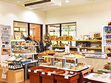 *【売店】地元の名産品もご用意しています