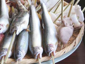【串焼スタンダード】川魚や肉、野菜の串焼です