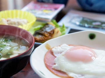【定番の安心感】プルプル目玉焼きとハムの朝食セット
