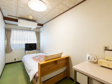 洋室シングル★最新の空気清浄機能付きエアコン★