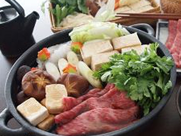 *すき焼き/お肉野菜などや地元の旬な素材がたっぷり詰まった一品です。