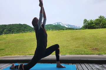 *【ヨガプランイメージ】鳥海山を眺めながら大自然の中でヨガができます
