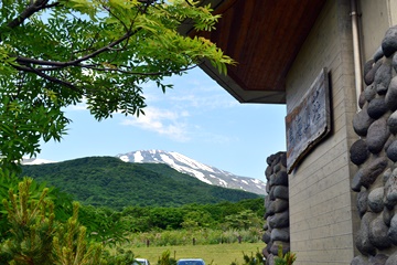 *新緑の鳥海山