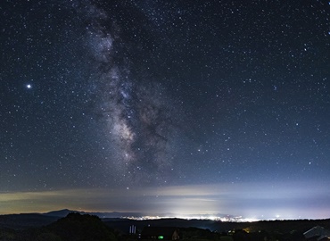*【鳥海山荘の夜景】見上げた夜空に輝く星々