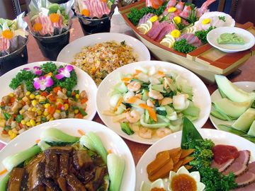*宴会プラン和中コース一例／お刺身、鍋物などの和食と炒飯など中華料理を合わせた約7品。