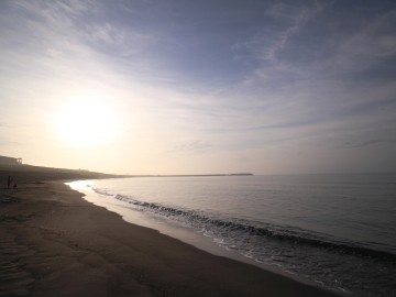 *平塚海岸／打ち寄せる波音を聴いてのんびりとお過ごしください。