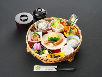 【朝食】色鮮やかな籠盛り和食膳。※宿泊の状況によっては、ビュッフェ形式になる場合もございます。