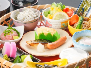 【朝食】色鮮やかな籠盛り和食膳。※宿泊の状況によっては、ビュッフェ形式になる場合もございます。