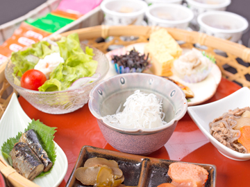 *朝食一例／和食膳または和洋バイキング　地産のお野菜や魚介もお楽しみいただけます。