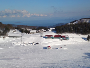 12月下旬～3月上旬までは積雪があり次第、スノーアクティビティ施設を営業致します。