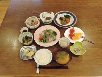 *夕食一例/たきたてのこしひかりと地元産の新鮮な食材を使用した素朴なお料理です。