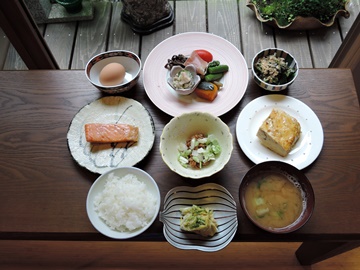 *朝食/素朴な和朝食。明るい光が差し込むくつろぎの空間でお召し上がり下さい。