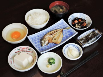 *【朝食一例】地元産のお米や干物などを使った和定食