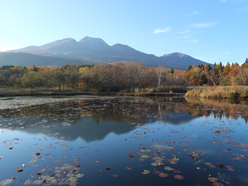 *妙高の山々が紅葉がきれいに映える「いもり池」