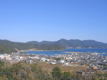 美しい海と山に囲まれた富江湾