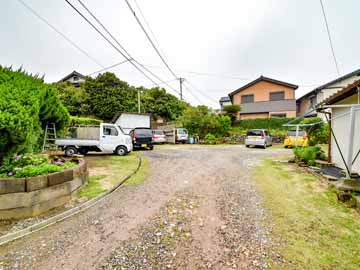 *【屋外施設/駐車場】宿の奥に12台まで駐車可能な無料駐車場がございます