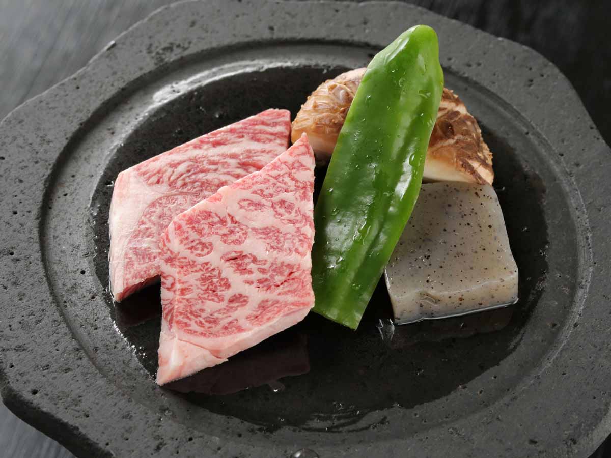 *【夕食一例】特上・豊後牛の陶板焼は、お口の中でとろける美味しさ…。