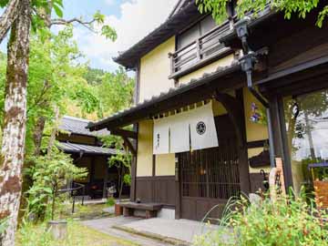 *【外観】緑豊かな中に佇む当館。日常を離れ日ごろの疲れを癒す旅をお届けします。