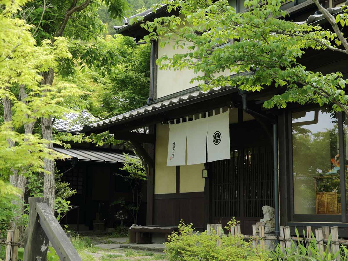 *【外観】豊かな自然に囲まれた、静かな湯宿です。