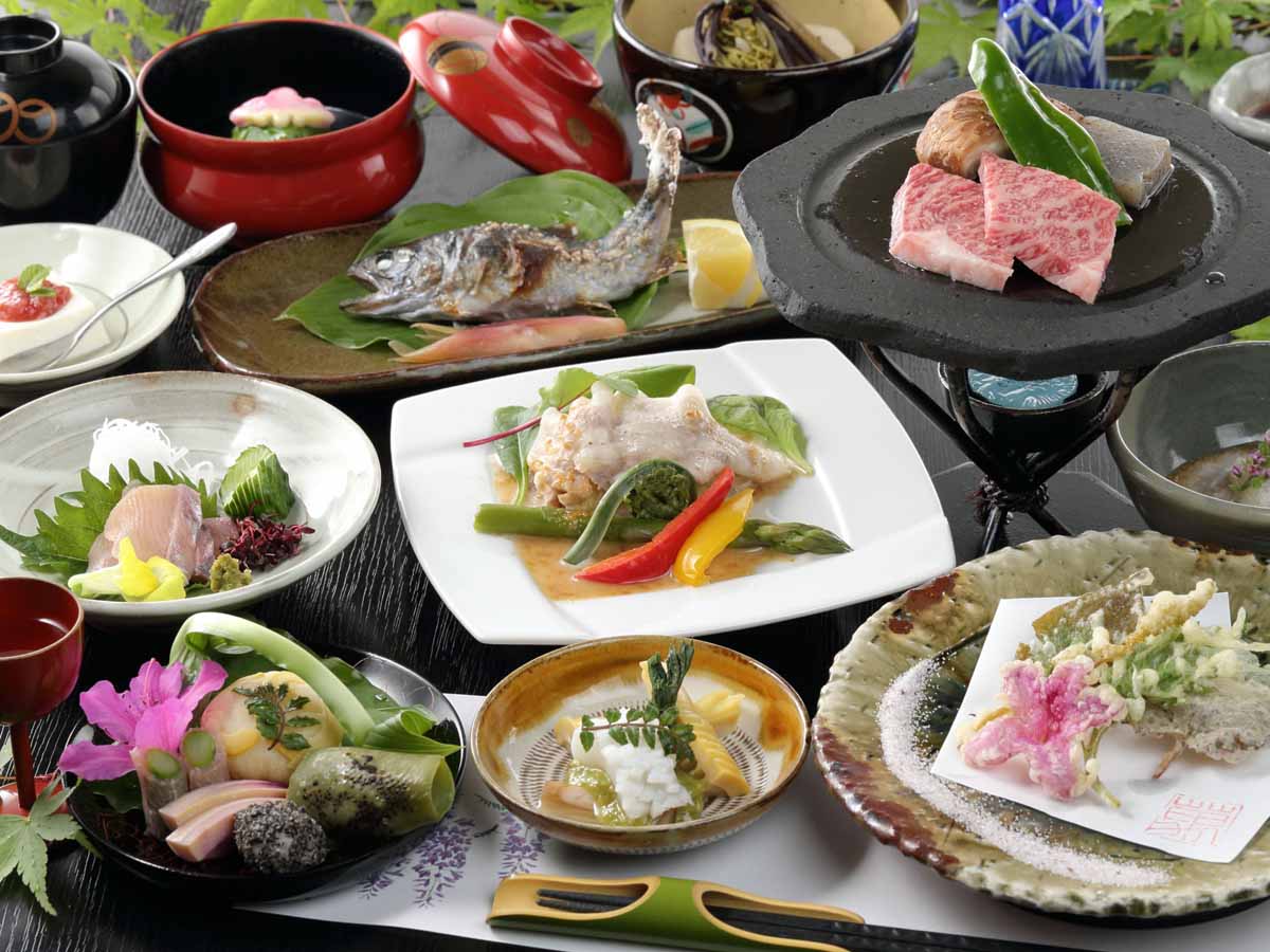 *【夕食一例】「田舎のごちそう」をたっぷりと。旬の素材を丁寧にお料理いたします。
