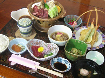 【夕食一例】旬の素材・地産地消を心がけ、料理長が腕によりをかけて調理致します。