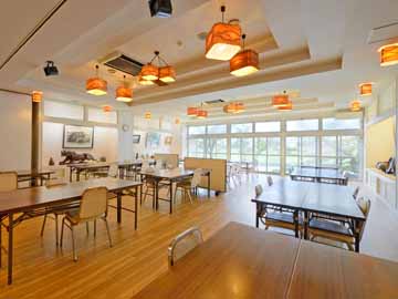 *【朝食会場】朝食は川沿いの明るい会場でお召し上がりいただけます。