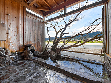 *【貸切風呂】岩風呂・・・誰にも邪魔されずに美肌の湯を満喫できます。