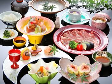 【ミニ会席/夕食一例】食べきれる量の会席料理です。季節ごとに内容は変わります。画像は一例です。