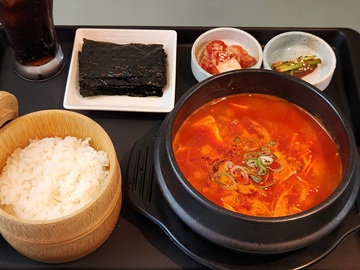 【スンドゥブチゲセット】心まで温まる韓国の定番スープ、スンドゥブチゲ！