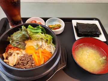 【石焼ビビンバセット】石鍋の香ばしさが食欲そそる、熱々ビビンバ！
