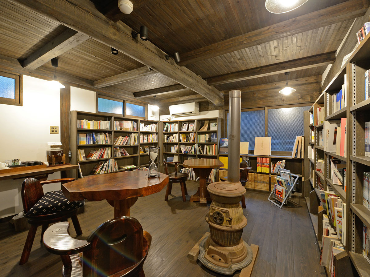 *【小さな図書室】様々なジャンルの本とともにコーヒーや果実酒もご用意しています。