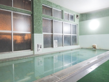 *［大浴場／女湯］湯ざわり柔らかく、ぬるめの湯でゆっくり入っていられる心地よさ。