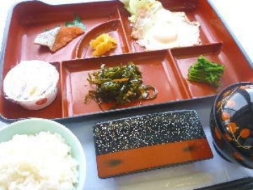 *【朝食一例】直火のガス釜で炊く「あきたこまち」が自慢！からだに優しい朝定食。