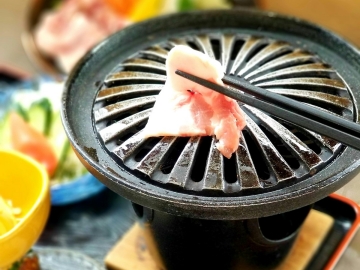 *［お料理／鹿角豚陶板焼肉］臭みがなく、甘みがあり口の中でとろける旨い脂身が特徴！