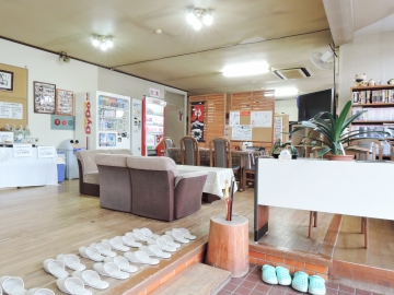 *［館内／ロビー］飲料水、アルコールの自動販売機あり！寛ぎスペースとしてお使い下さい。