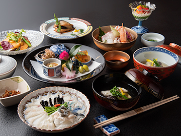 *【懐石料理】旬の食材を京風の薄味で仕立てた、目でも楽しめるお料理です。