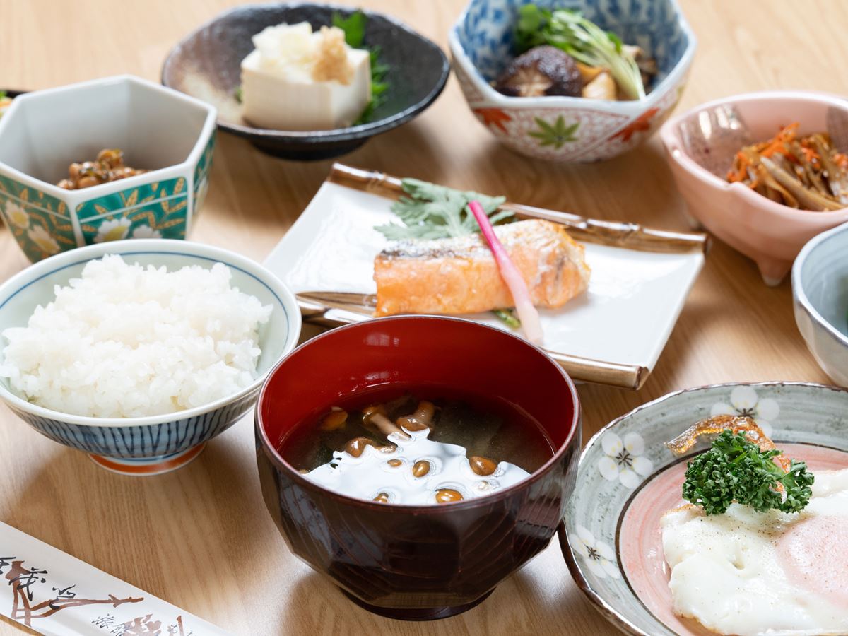 *【ご朝食 一例】身体も心もほっこり温まる、優しい和朝食で一日の元気をチャージ！